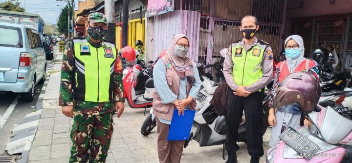 Babinsa-Babinkamtibmas dan Petugas Medis Gencar Tracing Covid-19